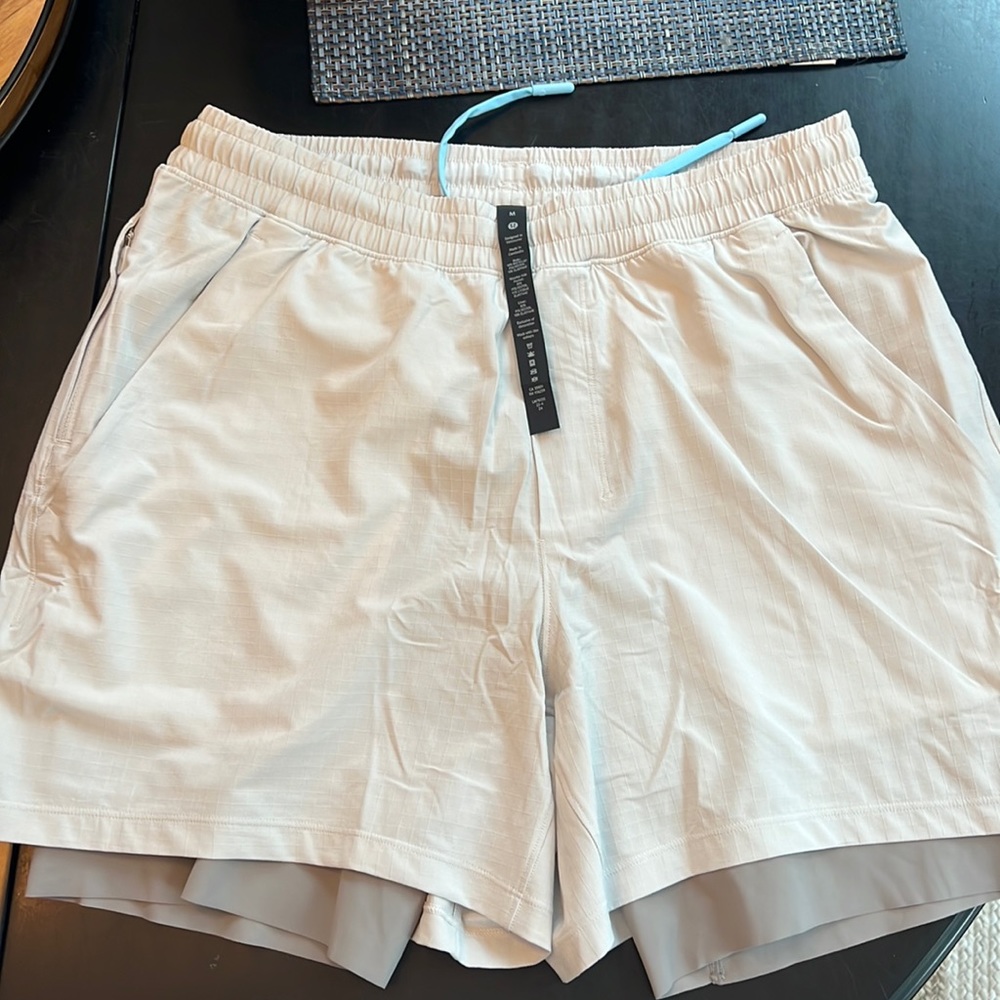 Men’s Lulu Lemon athletic shorts - lined. Light gray